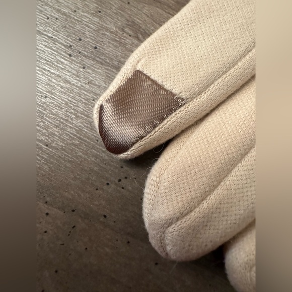 Elegant Cream Faux Fur-Trimmed Gloves - Picture 2 of 3